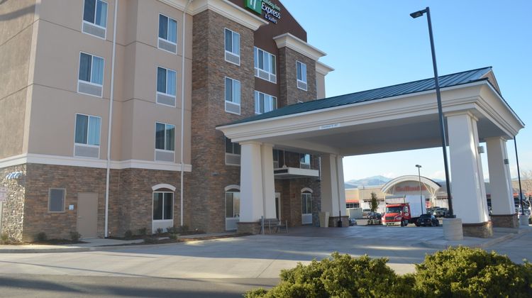 Holiday Inn Express & Suites Exterior