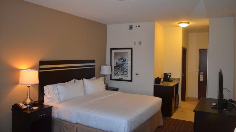 Holiday Inn Express & Suites Room