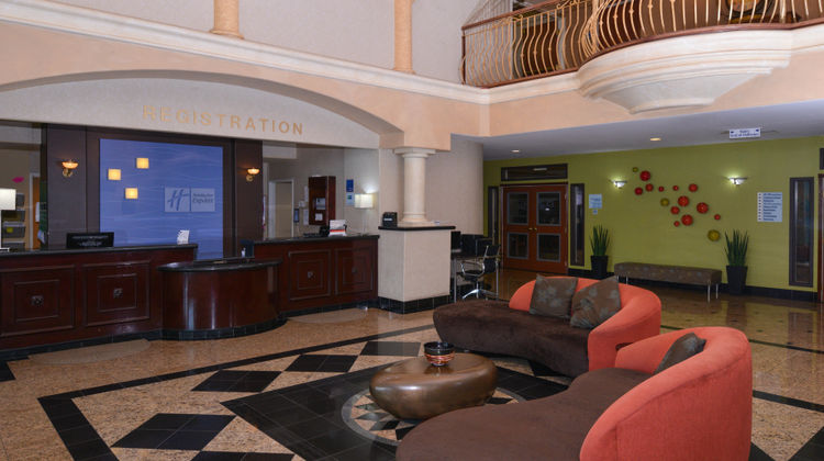 Holiday Inn Express & Suites Lobby