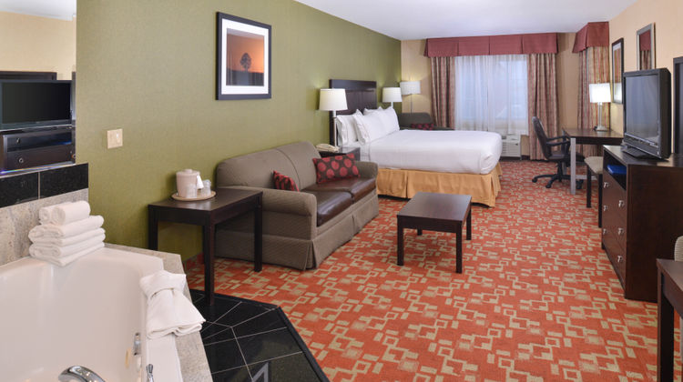Holiday Inn Express & Suites Suite