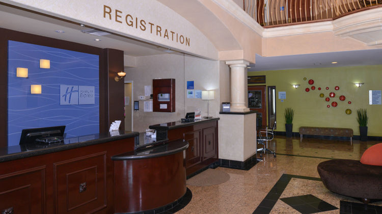 Holiday Inn Express & Suites Lobby