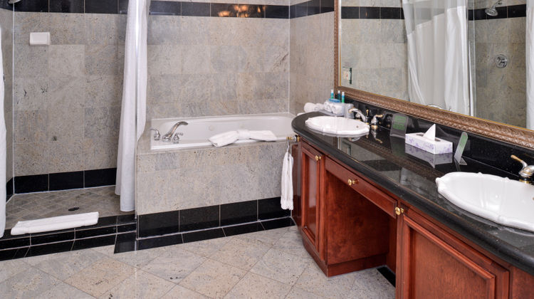 Holiday Inn Express & Suites Room