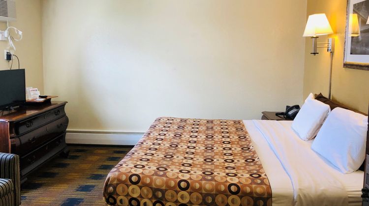 Red Carpet Inn Room