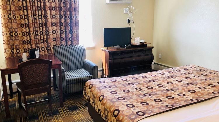 Red Carpet Inn Room