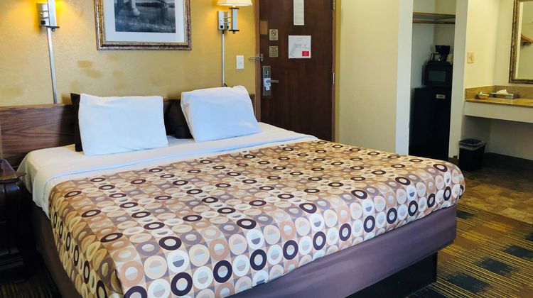 Red Carpet Inn Room