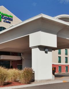 Holiday Inn Express Hotel & Suites