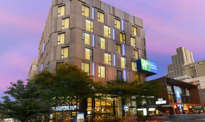 Holiday Inn Express Bangkok Sukhumvit 11 Exterior