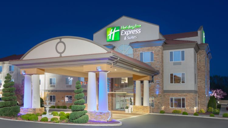 Holiday Inn Express Hotel & Suites Exterior