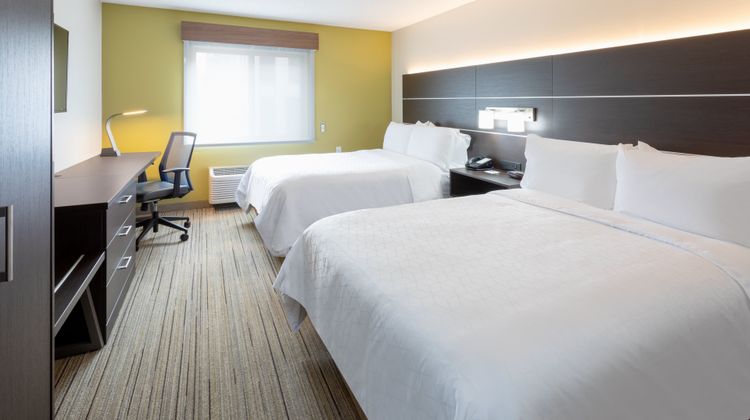 Holiday Inn Express & Suites Downtown Room
