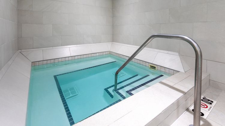 Holiday Inn Express & Suites Downtown Pool