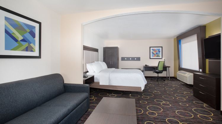 Holiday Inn Express Hotel & Suites Suite