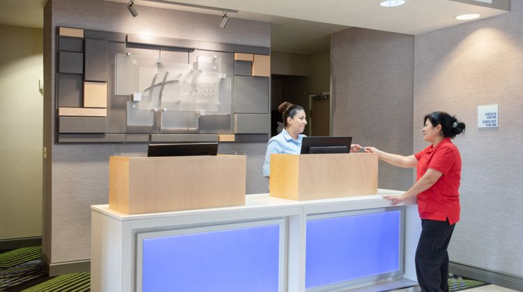 Holiday Inn Express Hotel & Suites Lobby