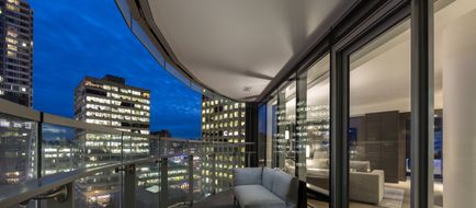 Paradox Hotel Vancouver Exterior
