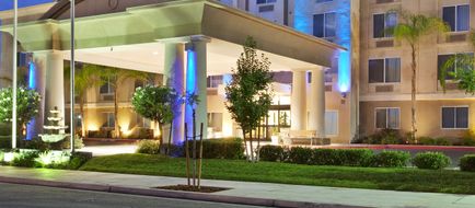 Holiday Inn Express Hotel & Suites Exterior