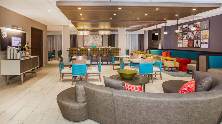 Holiday Inn Express/Suites Litchfield W Lobby