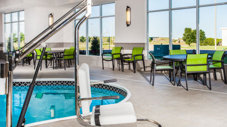 Holiday Inn Express/Suites Litchfield W Pool