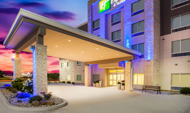 Holiday Inn Express/Suites Litchfield W Exterior