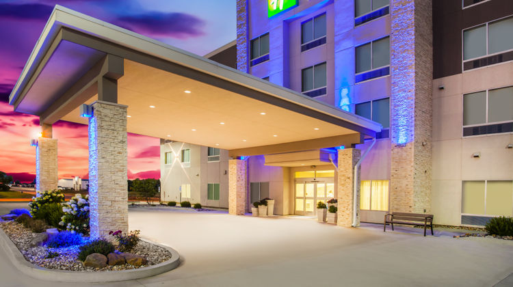 Holiday Inn Express/Suites Litchfield W Exterior