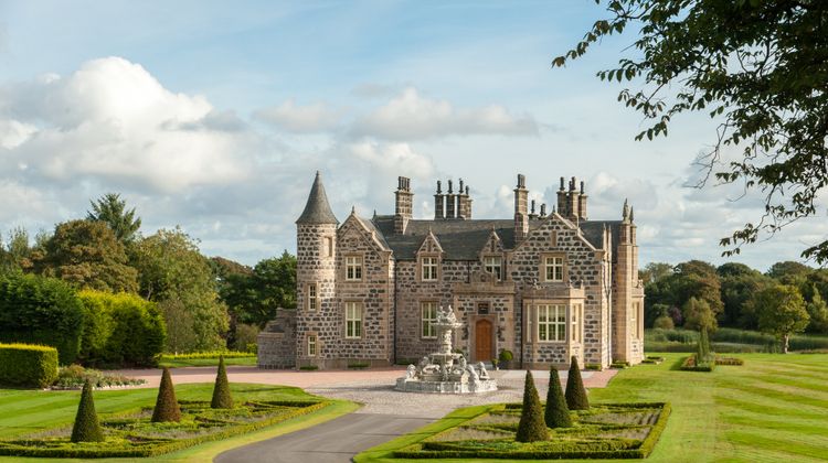 Trump MacLeod House & Lodge Exterior