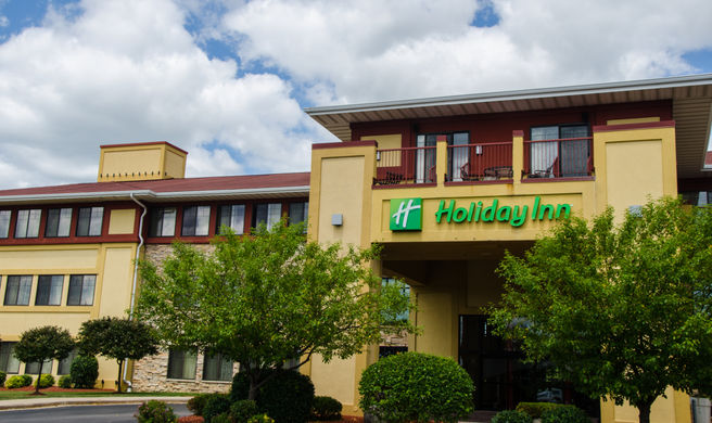 Holiday Inn Pewaukee Exterior