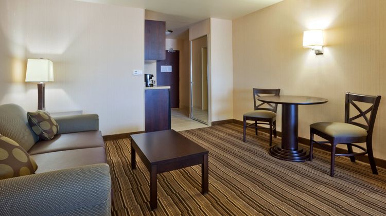 Holiday Inn Express Hotel & Suites South Suite