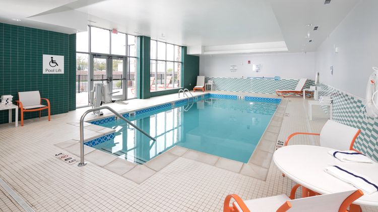 Holiday Inn & Suites Mount Pleasant Pool