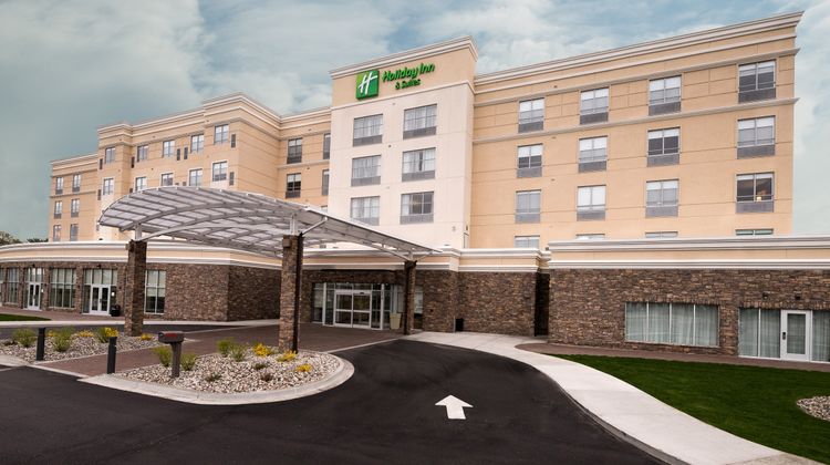 Holiday Inn & Suites Mount Pleasant Exterior