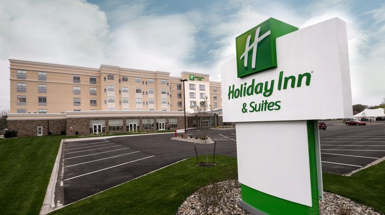 Holiday Inn & Suites Mount Pleasant Exterior