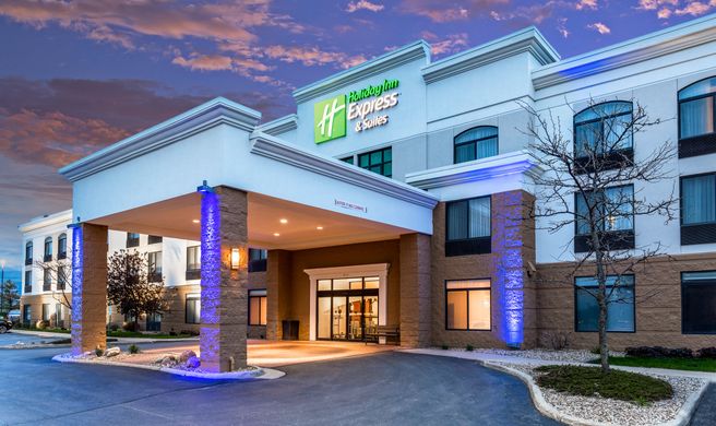 Holiday Inn Express & Suites Cedar Falls Exterior