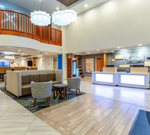 Holiday Inn Express & Suites Cedar Falls Lobby