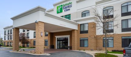 Holiday Inn Express & Suites Cedar Falls Exterior
