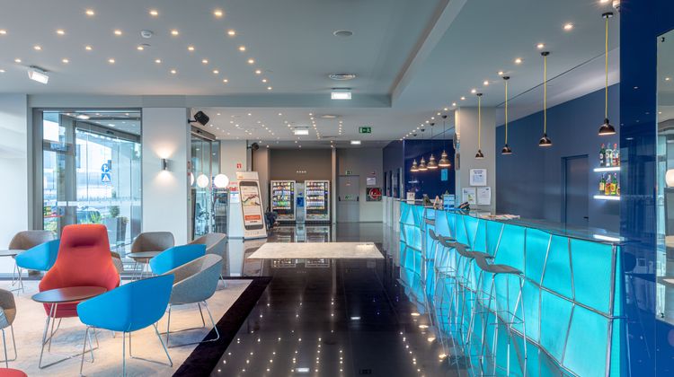 Holiday Inn Express Lisbon Alfragide Exterior