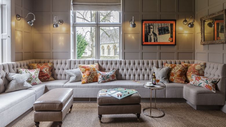 <b>Lower Slaughter Manor Lobby</b>. Images powered by <a href="https://www.leonardoworldwide.com/" title="Leonardo Worldwide" target="_blank">Leonardo</a>.