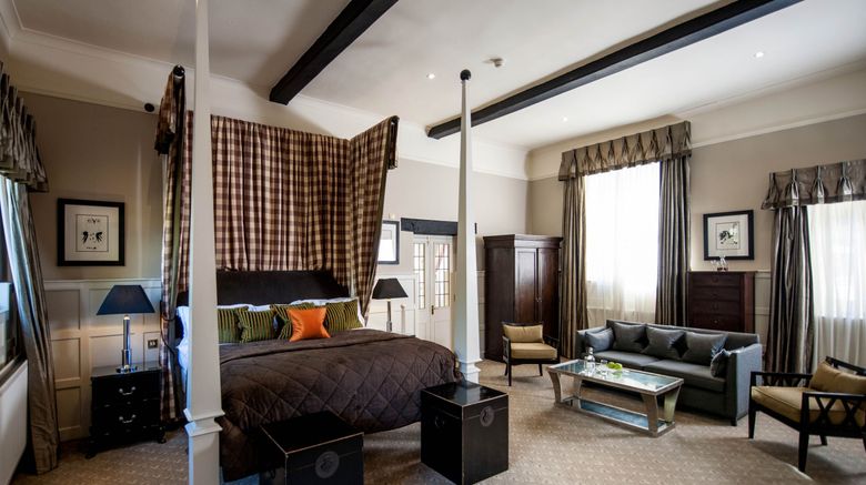 <b>Lower Slaughter Manor Suite</b>. Images powered by <a href="https://www.leonardoworldwide.com/" title="Leonardo Worldwide" target="_blank">Leonardo</a>.