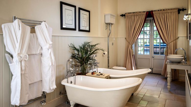 <b>Lower Slaughter Manor Suite</b>. Images powered by <a href="https://www.leonardoworldwide.com/" title="Leonardo Worldwide" target="_blank">Leonardo</a>.