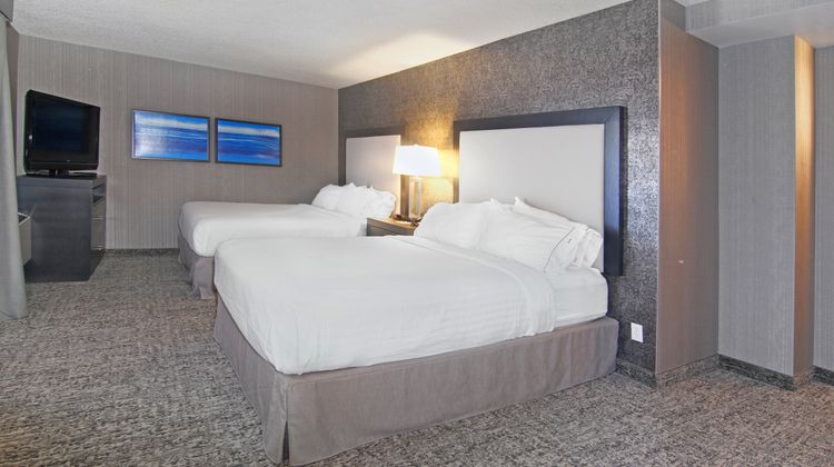 Holiday Inn Express & Suites Calgary Room