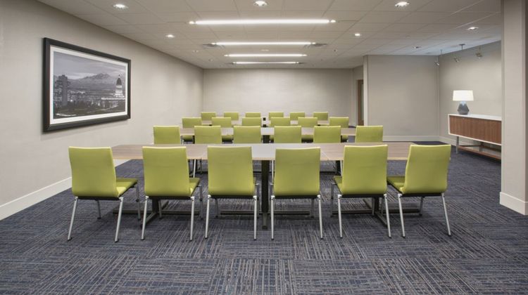 Holiday Inn Express & Suites Kingfisher Meeting