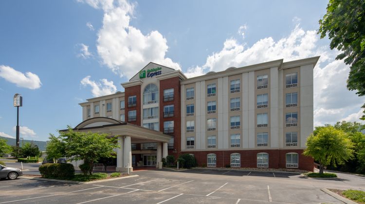 Holiday Inn Express Hotel & Suites Exterior