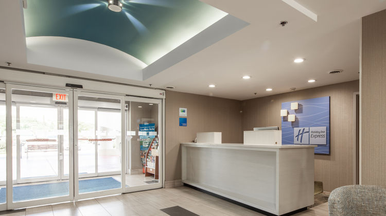 Holiday Inn Express Hotel & Suites Lobby