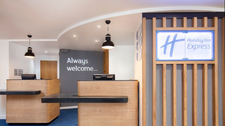 Holiday Inn Express Strathclyde Park M74 Lobby