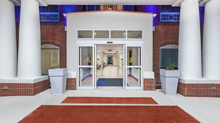 Holiday Inn Express & Suites Baton Rouge Exterior