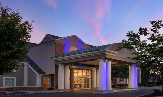 Holiday Inn Express Hotel & Suites Exterior