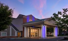 Holiday Inn Express Hotel & Suites