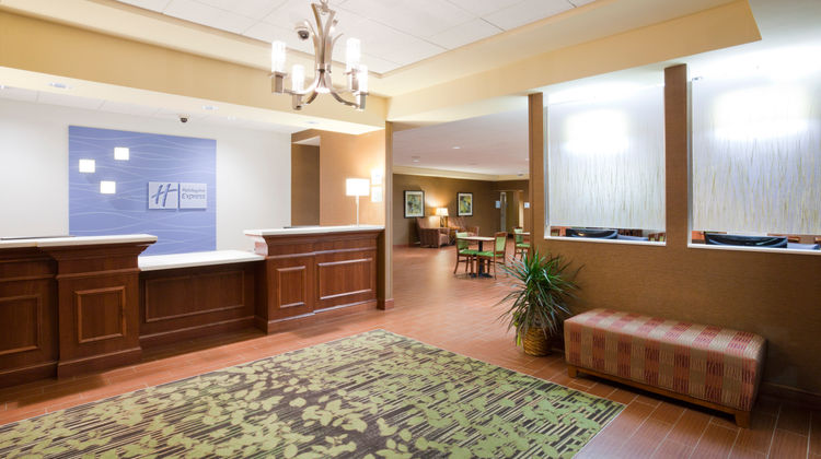 Holiday Inn Express Hotel & Stes Willmar Lobby
