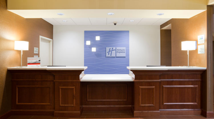 Holiday Inn Express Hotel & Stes Willmar Lobby