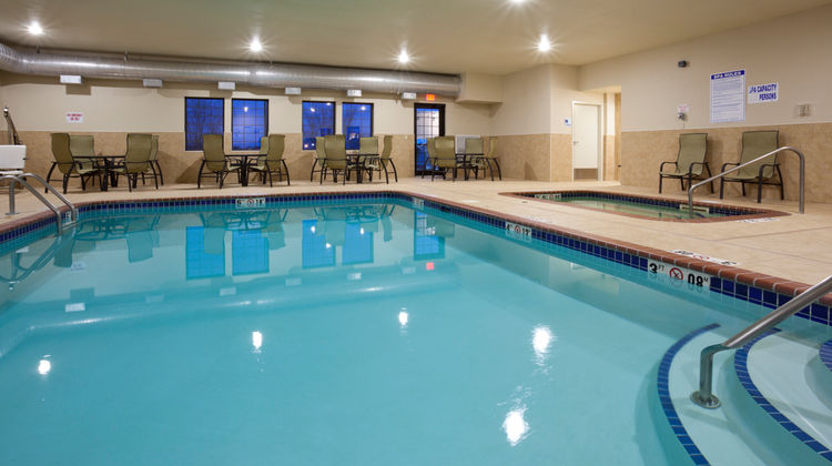 Holiday Inn Express Hotel & Stes Willmar Pool