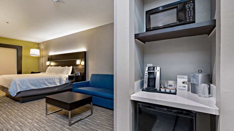 Holiday Inn Express Hotel & Suites N Suite