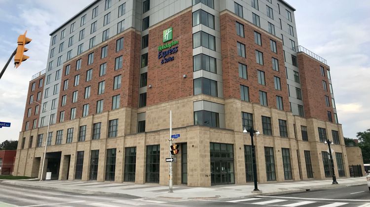 Holiday Inn Express & Suites Downtown E Exterior