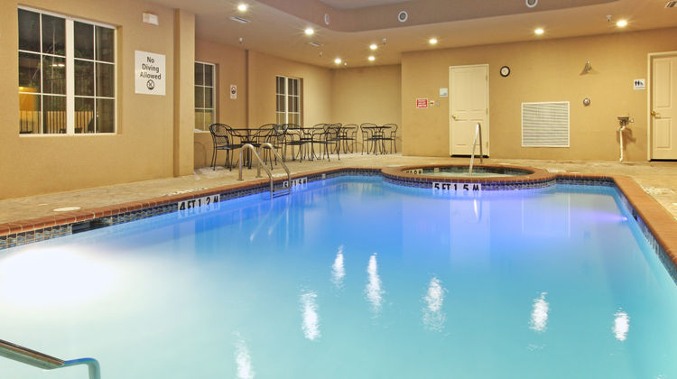 Holiday Inn Express Hotel & Suites N Pool