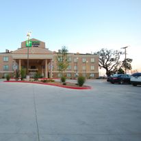 Holiday Inn Express & Suites Gonzales